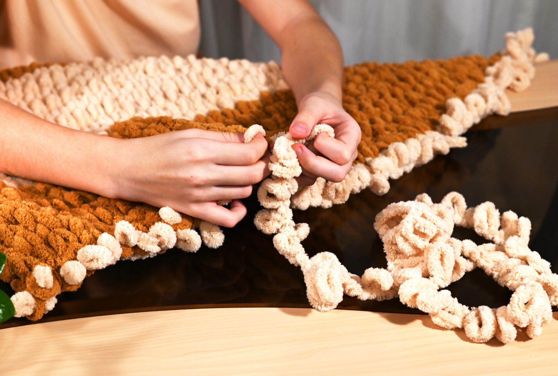 DIY CHUNKY KNIT THROW-MAKING WORKSHOP